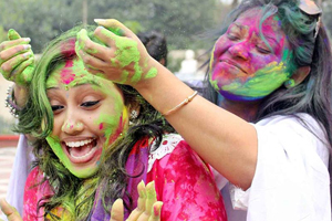 আবিরের রঙে রাঙিয়ে হিন্দু সম্প্রদায়ের দোলা যাত্রা উৎসব অনুষ্ঠিত হয়। ছবিটি ঢাকেশ্বরী মন্দির থেকে তোলা