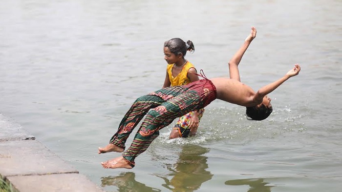 তীব্র গরমে অতিষ্ঠ যখন জনজীবন