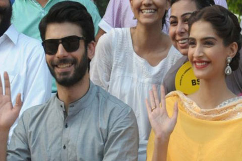 যাকে নিয়ে এত কাণ্ড- সেই পাকিস্তানি অভিনেতা ফাওয়াদ খান (সহশির্পীর সঙ্গে) -ফাইল ফটো যাকে নিয়ে এত কাণ্ড- সেই পাকিস্তানি অভিনেতা ফাওয়াদ খান (সহশির্পীর সঙ্গে) -ফাইল ফটো