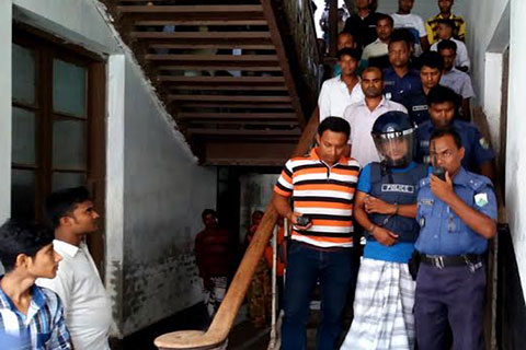 মঙ্গলবার শিবির নেতা আরিফুলকে আদালতে হাজরি করা হয়          ছবি-নিউজওয়ান২৪.কম