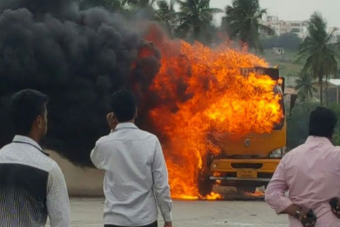 কাভেরির পানি নিয়ে তামিলনাড়ু-কর্ণাটক বিরোধ চরমে, ভাংচুর অগ্নিসংযোগ