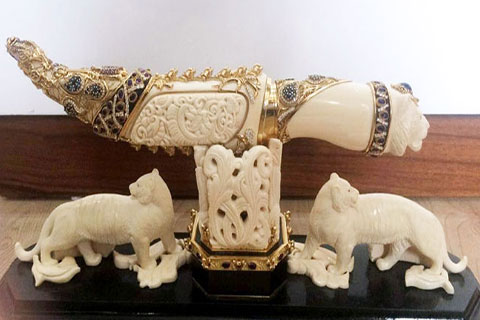 চোরাবাজারে গাদ্দাফির মহামূল্য ছোরা!