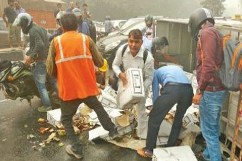 ফ্লাইওভারে উল্টালো ট্রাক: আনন্দে আত্মহারা পথচারী আর স্থানীয়রা! ফ্লাইওভারে উল্টালো ট্রাক: আনন্দে আত্মহারা পথচারী আর স্থানীয়রা!