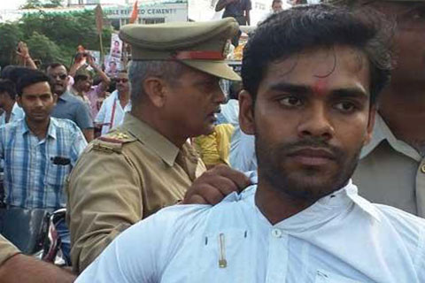 সীতাপুরে রাহুল গান্ধিকে জুতা নিক্ষেপ