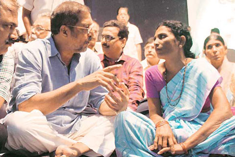 দুস্থদের সেবায় নানা, কথা বলছেন বিপদে পড়াদের সঙ্গে -ফাইল ফটো দুস্থদের সেবায় নানা, কথা বলছেন বিপদে পড়াদের সঙ্গে -ফাইল ফটো