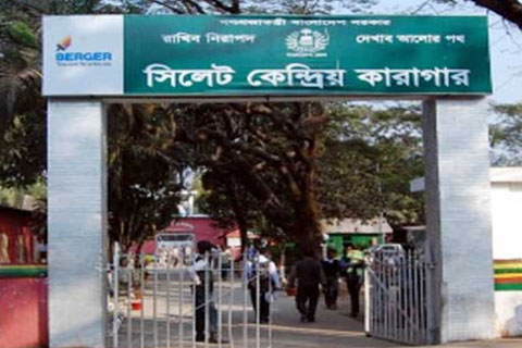 লোহার পাইপ দিয়ে জেলারের মাথা ফাটালেন কয়েদি!