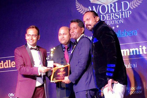 আমিরাতে পুরস্কৃত হলেন দুই বাংলাদেশি আমিরাতে পুরস্কৃত হলেন দুই বাংলাদেশি