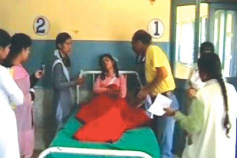 সাপে ‘কেটেছে ৩২ বার’, তবুও সুস্থ তরুণী!