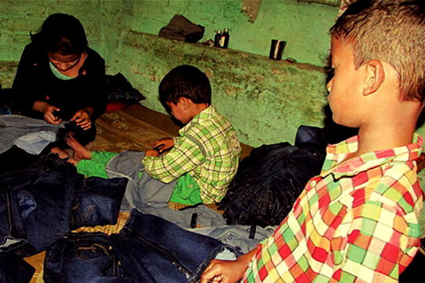 ২২ ঘণ্টা কাজ, শাস্তি ছিল হাতুড়ির আঘাত
