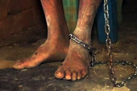 চিকিৎসার অভাবে ৩০ বছর শিকল-বন্দি দুই ভাই