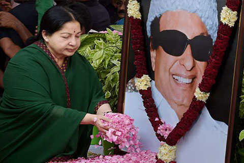 নিজের পৃষ্ঠপোষক ও তামিল ছবির আরেক কিংবদন্তী পরিচালক-প্রযোজক-অভিনেতা ও পরে রাজ্যের তিনবারের মুখ্যমন্ত্রী এমজি রামাচন্দন ওরফে এমজিআর-এর প্রতিকৃতিতে ফুল দিয়ে শ্রদ্ধা জানাচ্ছেন জয়ললিতা ২০১৫ সালের মে মাসে হাইকোর্ট কর্তৃক দুনীতির অভিযোগ থেকে খালাস পাওয়ার পর নিজের পৃষ্ঠপোষক ও তামিল ছবির আরেক কিংবদন্তী পরিচালক-প্রযোজক-অভিনেতা ও পরে রাজ্যের তিনবারের মুখ্যমন্ত্রী এমজি রামাচন্দন ওরফে এমজিআর-এর প্রতিকৃতিতে ফুল দিয়ে শ্রদ্ধা জানাচ্ছেন জয়ললিতা ২০১৫ সালের মে মাসে হাইকোর্ট কর্তৃক দুনীতির অভিযোগ থেকে খালাস পাওয়ার পর