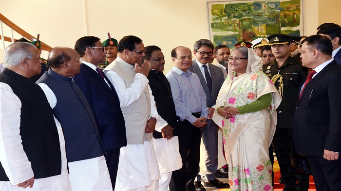 সৌদি আরবের উদ্দেশ্যে ঢাকা ত্যাগের প্রাক্কালে প্রধানমন্ত্রী শেখ হাসিনা