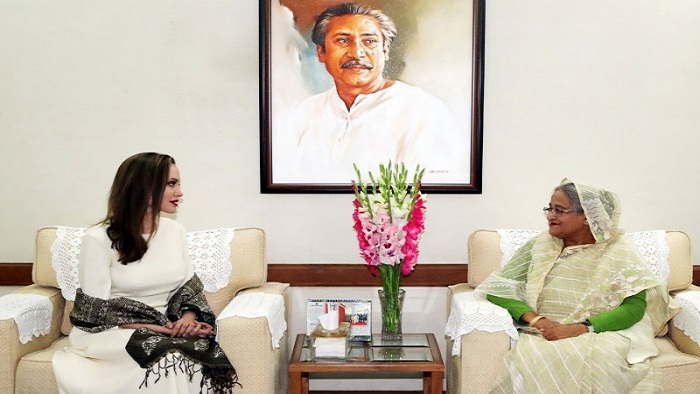 শেখ হাসিনার ও অ্যাঞ্জেলিনা জোলি (ছবি:সংগৃহীত) শেখ হাসিনার ও অ্যাঞ্জেলিনা জোলি (ছবি:সংগৃহীত)