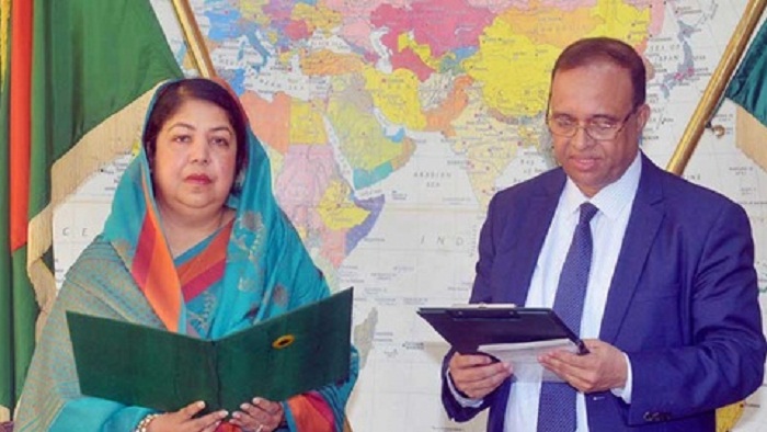 স্পিকারের কাছে শপথ নিচ্ছেন মোকাব্বির ছবি: সংগৃহীত স্পিকারের কাছে শপথ নিচ্ছেন মোকাব্বির ছবি: সংগৃহীত