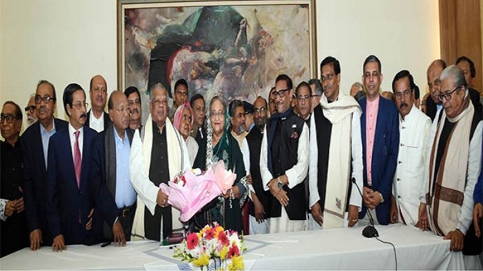 নবনিযুক্ত মন্ত্রিপরিষদ সদস্যবৃন্দ এবং আওয়ামী লীগের কার্যনির্বাহী কমিটির নেতৃবৃন্দ গণভবনে প্রধানমন্ত্রী শেখ হাসিনাকে ফুল দিয়ে শুভেচ্ছা জানান (ছবি-সংগৃহীত) নবনিযুক্ত মন্ত্রিপরিষদ সদস্যবৃন্দ এবং আওয়ামী লীগের কার্যনির্বাহী কমিটির নেতৃবৃন্দ গণভবনে প্রধানমন্ত্রী শেখ হাসিনাকে ফুল দিয়ে শুভেচ্ছা জানান (ছবি-সংগৃহীত)