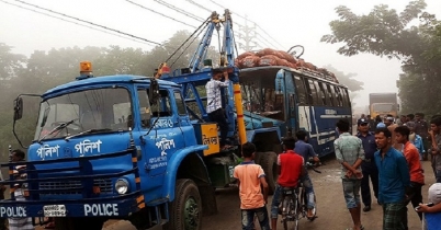 বাস-ট্রাক সংঘর্ষে আহত ২৫