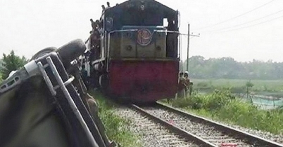 ট্রেনের সঙ্গে ট্রাকের সংঘর্ষ, খুলনার সঙ্গে রেল যোগাযোগ বিচ্ছিন্ন