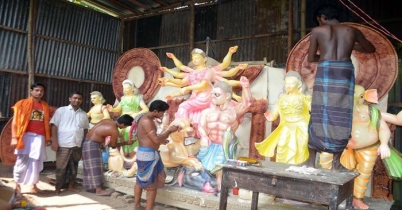 মতলব উত্তরে ব্যস্ত সময় পার করছেন প্রতিমা শিল্পীরা