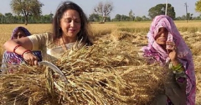 ধান কেটে নির্বাচনী প্রচার শুরু হেমা মালিনীর