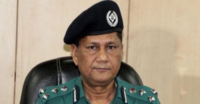 আইন না মানলে পথচারীকে আটক