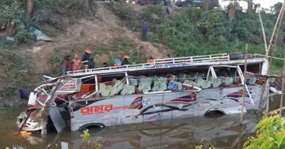 কক্সবাজারে পিকনিক বাস খাদে, নিহত ১