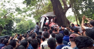 বরিশালে গাছের সাথে বাসের ধাক্কা, নিহত ৩