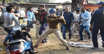 চোর সন্দেহে দুই যুবককে মারধর, মাথা ফাটল পুলিশের!