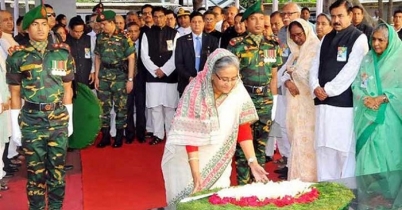 বঙ্গবন্ধুর প্রতিকৃতিতে প্রধানমন্ত্রী শেখ হাসিনার শ্রদ্ধা