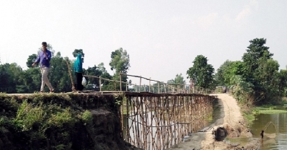 বাঁশের সাঁকোতে জীবনের ঝুঁকি!