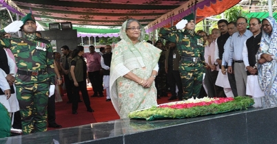 বঙ্গবন্ধুর প্রতিকৃতিতে শ্রদ্ধা নিবেদন শেখ হাসিনার