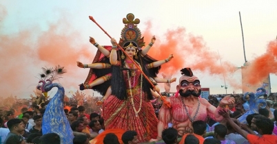 কক্সবাজারে সর্ববৃহৎ প্রতিমা বিসর্জনে মানুষের ঢল