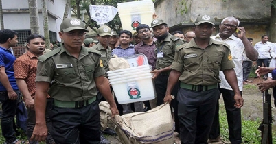 ভোটগ্রহণের সামগ্রী যাচ্ছে নির্বাচনী এলাকায়