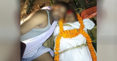 শ্মশানে রাখা মায়ের মরদেহের সঙ্গে সেলফি!