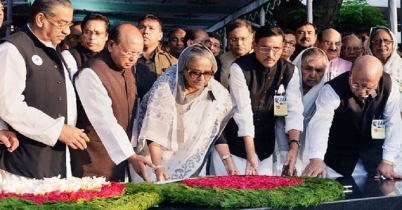 বঙ্গবন্ধুর প্রতিকৃতিতে প্রধানমন্ত্রীর শ্রদ্ধা