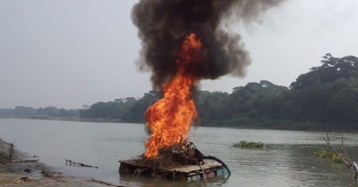 ড্রেজার পোড়াল ভ্রাম্যমাণ আদালত