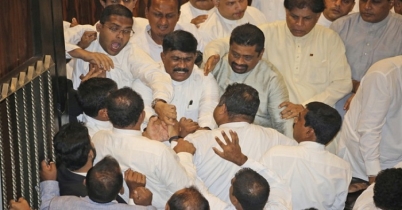 শ্রীলঙ্কার পার্লামেন্টে এবার মরিচের গুঁড়া!