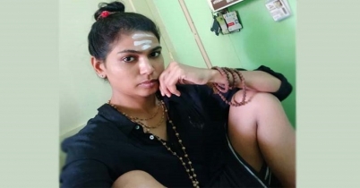 ধর্মীয় সাজে উরু বের করে সেলফি, অতঃপর...