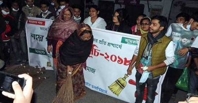 ঝাঁটা হাতে শহর পরিষ্কারে মাশরাফির মা