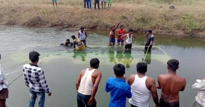 কর্ণাটকে বাস খাদে পড়ে শিশুসহ নিহত ২৫