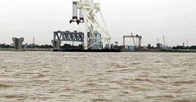 পদ্মাসেতুর পিলারে অস্থায়ী স্প্যান স্থাপন