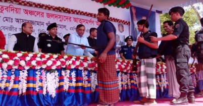 অস্ত্রসহ ৬ বনদস্যু বাহিনীর ৪৩ সদস্যের আত্মসমর্পণ