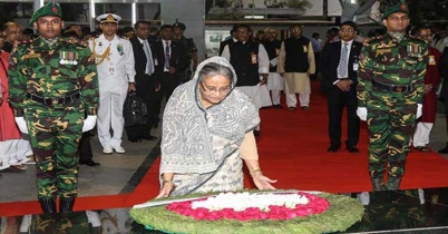 বঙ্গবন্ধুর প্রতিকৃতিতে প্রধানমন্ত্রীর শ্রদ্ধা