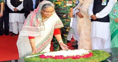 বঙ্গবন্ধুর প্রতিকৃতিতে প্রধানমন্ত্রীর শ্রদ্ধা