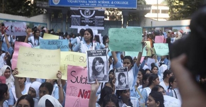 ৬ দফার দাবিতে সড়কে ভিকারুননিসার শিক্ষার্থীরা