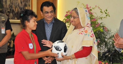 কিশোরী ফুটবলারদের ১০ লাখ করে টাকা দিলেন প্রধানমন্ত্রী