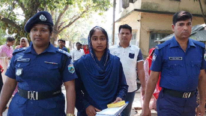 পুলিশ পাহারায় পরীক্ষাকেন্দ্রে বিউটি পুলিশ পাহারায় পরীক্ষাকেন্দ্রে বিউটি