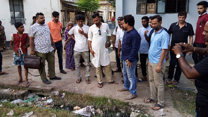 আবর্জনায় ভরা হাসপাতালের আঙ্গিনা দেখেও চরম বিস্মিত এবং ক্ষুব্ধ হন এমপি মাশরাফি