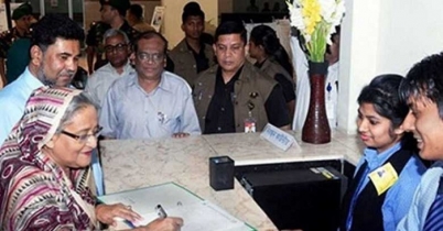 এবার ১০ টাকায় টিকিট কেটে চিকিৎসাসেবা নিলেন প্রধানমন্ত্রী