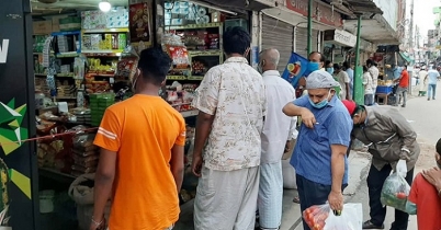 লকডাউনের খবরে নিত্যপণ্যের দোকানে ভিড়