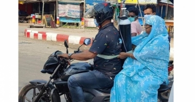 অক্সিজেন সিলিন্ডার পিঠে বেঁধে মাকে নিয়ে হাসপাতালে